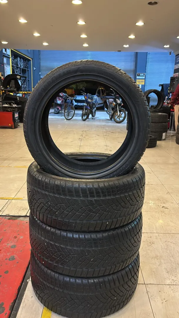 255/40R19  GOODYEAR ULTRAGRİP 100V ÇIKMA KIŞ LASTİĞİ