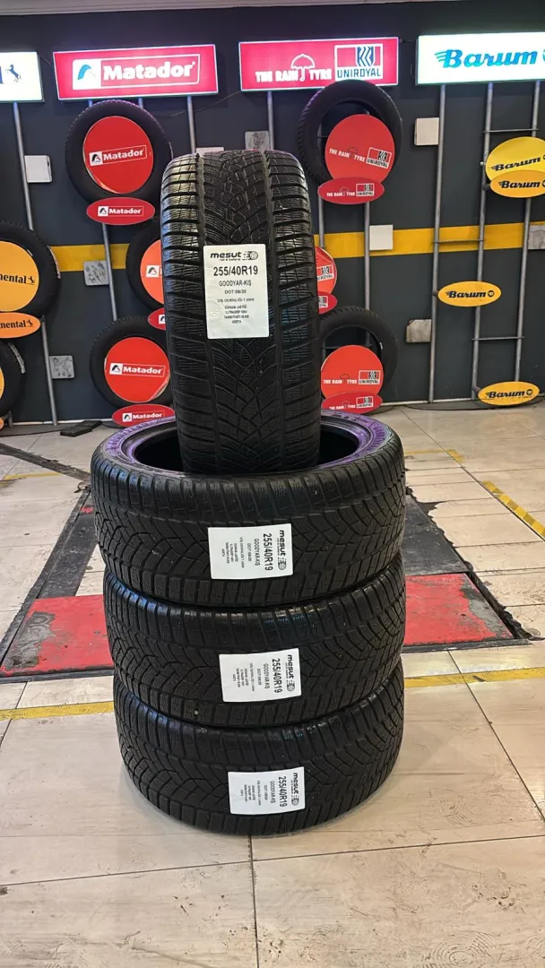 255/40R19  GOODYEAR ULTRAGRİP 100V ÇIKMA KIŞ LASTİĞİ