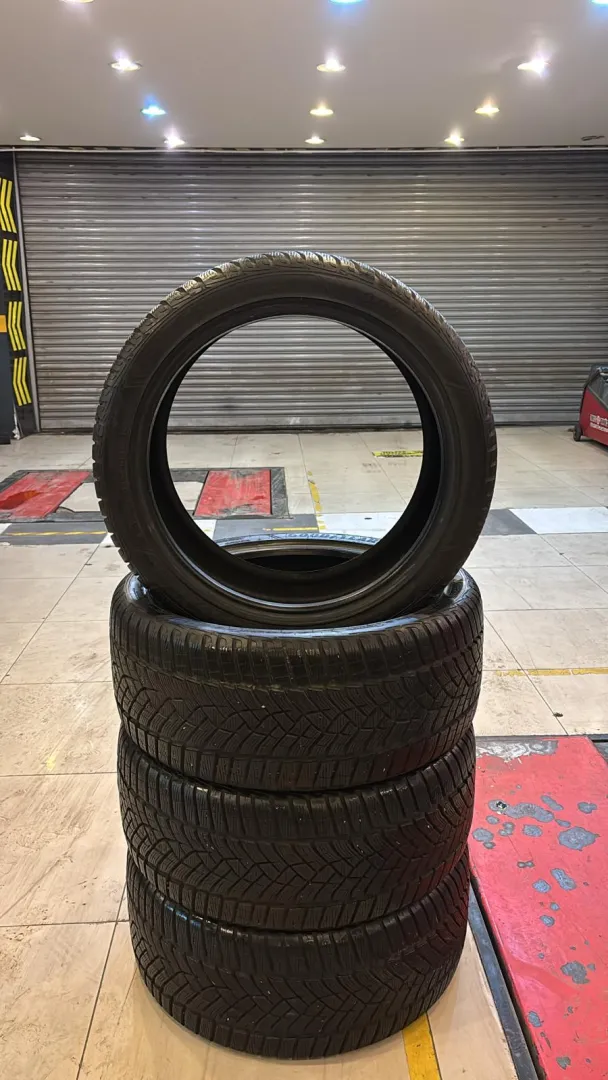 255/40R19  GOODYEAR ULTRAGRİP 100V ÇIKMA KIŞ LASTİĞİ